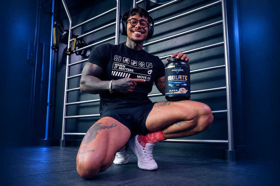 Atleta mostrando proteína Isolate
