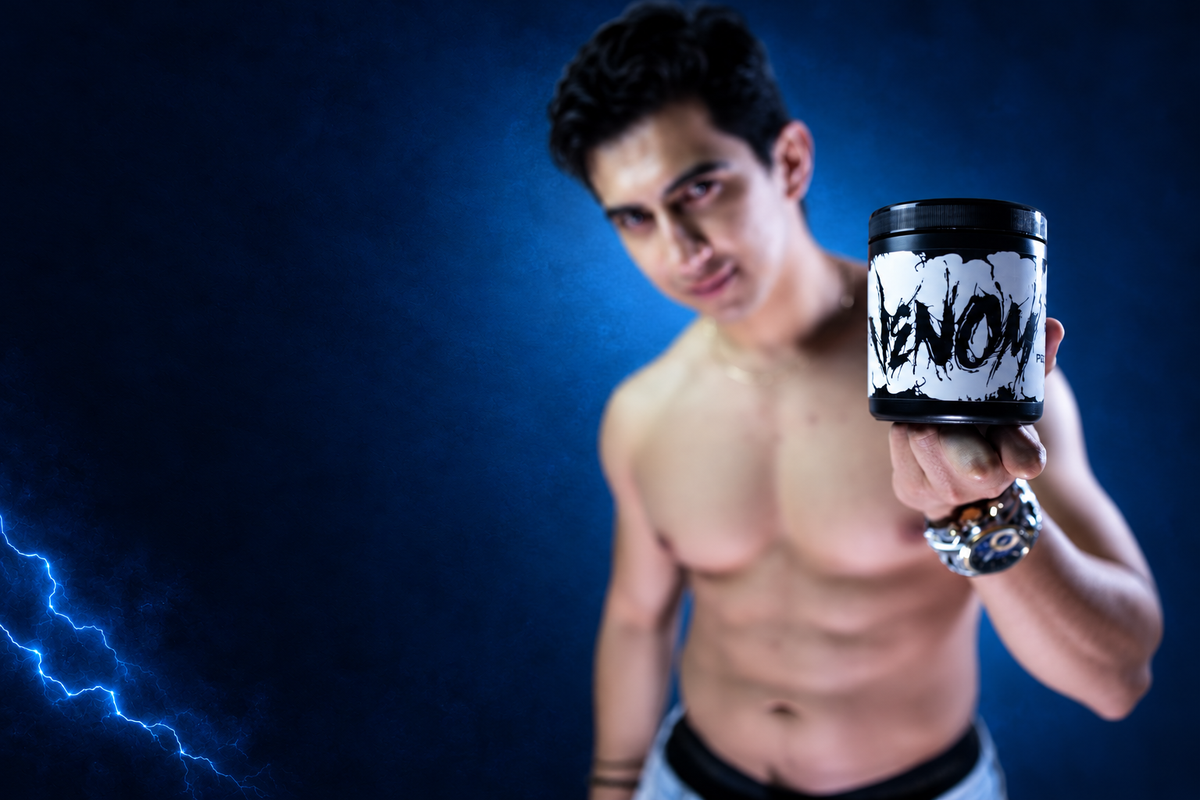 Alan mostrando Venom sobre fondo azul marino con rayos
